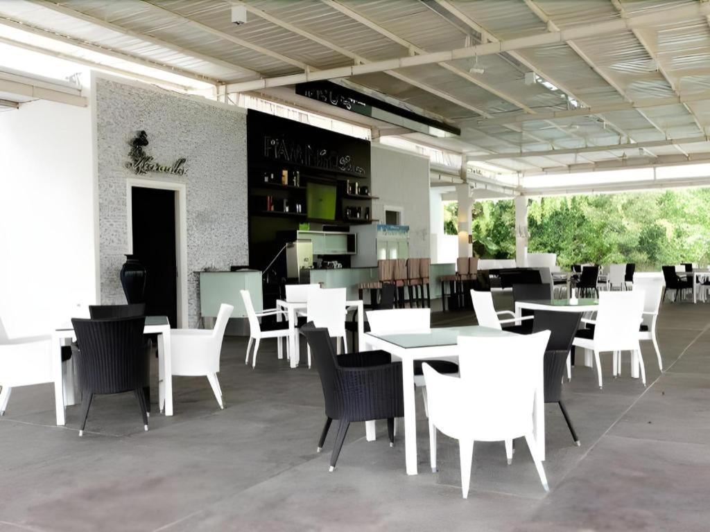 The Hill Hotel & Resort Sibolangit Экстерьер фото
