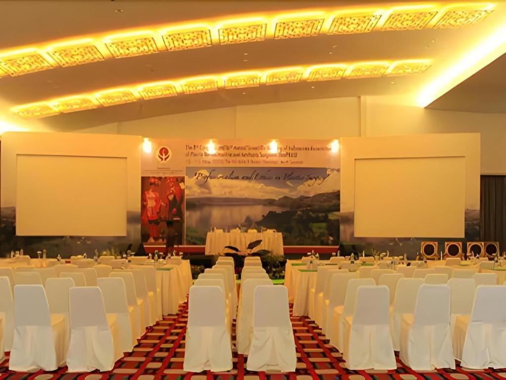 The Hill Hotel & Resort Sibolangit Экстерьер фото